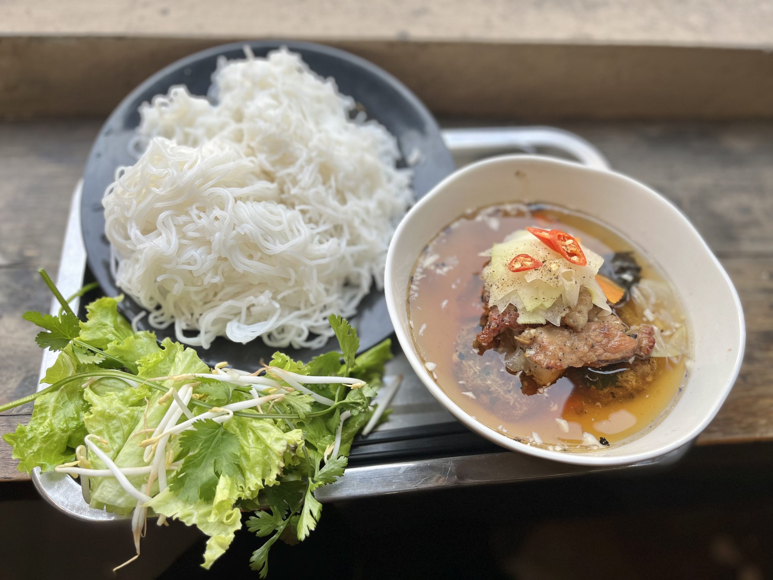 Ha Noi street foods: Bun cha Ha Noi (grilled pork with rice noodles)