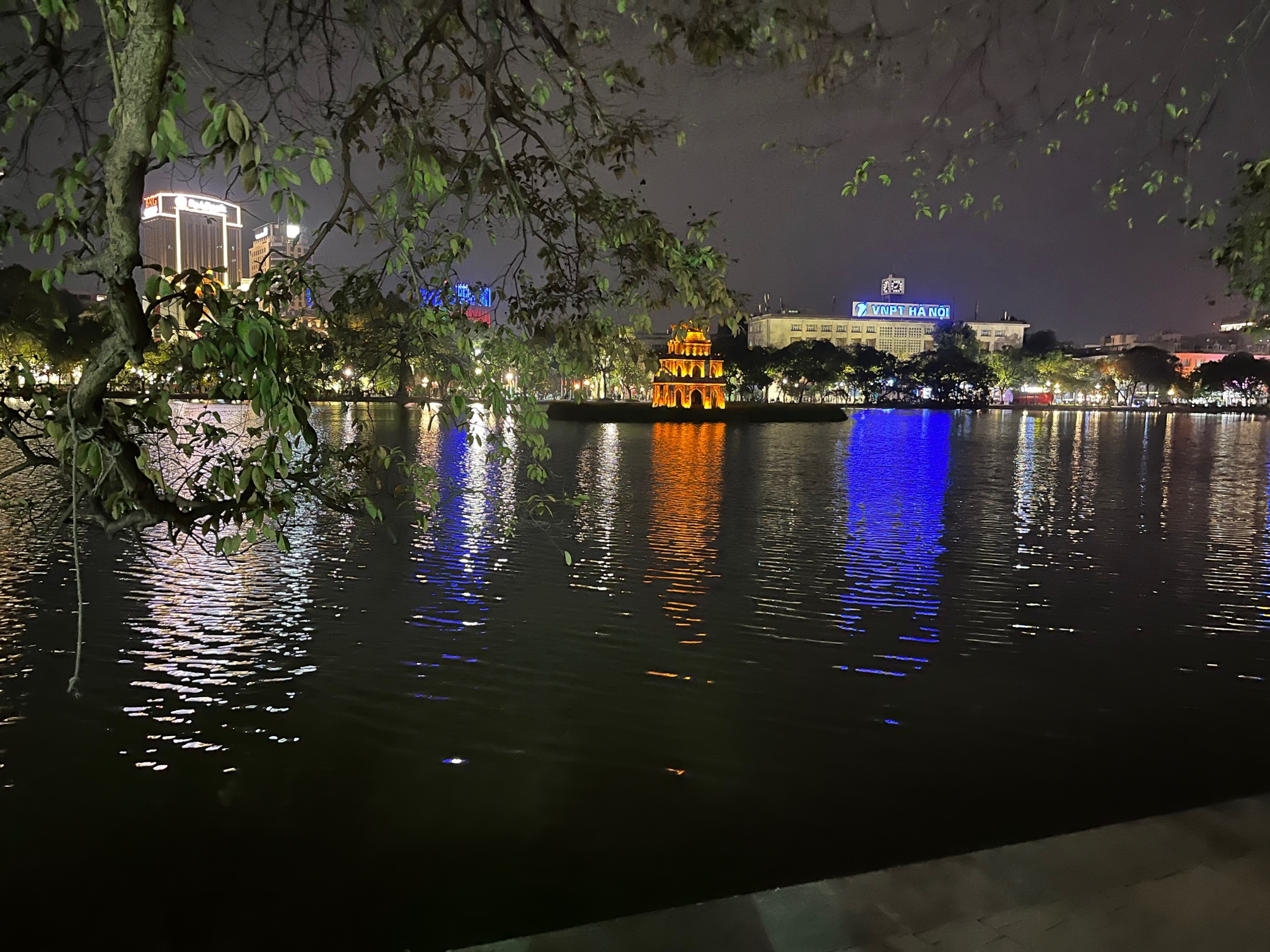 Hoan Kiem lake by night